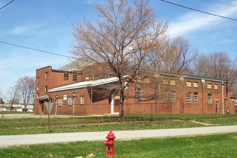 Calhoun, IL: School Calhoun IL. once was used for 8 grade + Highschool, now closed and used for community actives