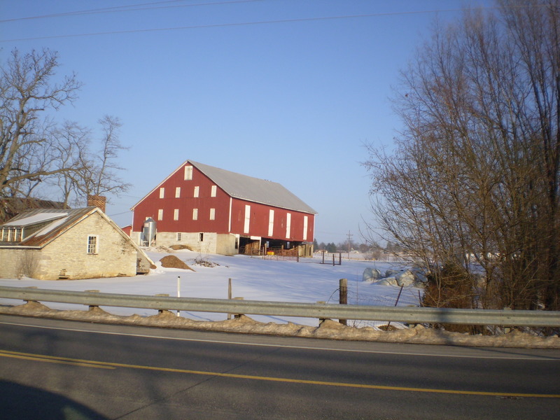 Greencastle, PA: Pretty barn on farm just north of town on US Route 11.