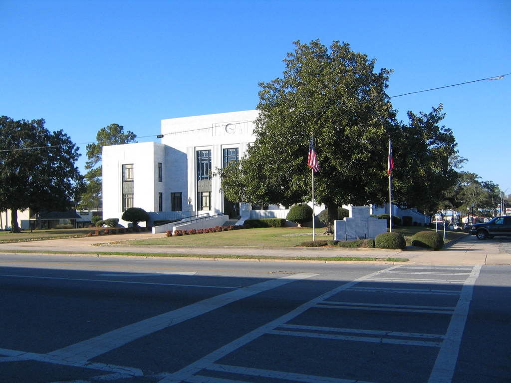 Camilla, GA: Mitchell County Courthouse and Veterans memorial, Camilla, Georgia