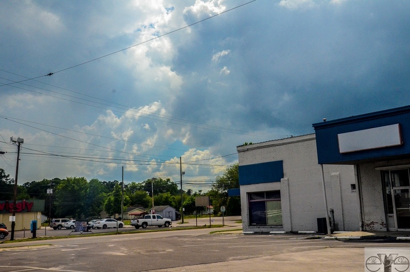Holly Hill, SC: Pic Shows The Sunday Shining and Rain Cloubs Forming Around The Cloub Where The Sun IsnShine Throw