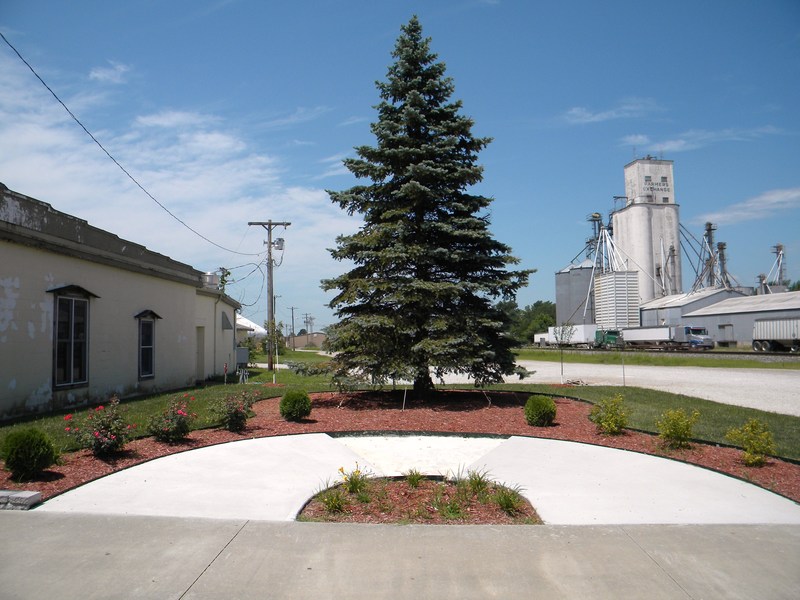 Lockwood, MO: City Tree - MFA in background