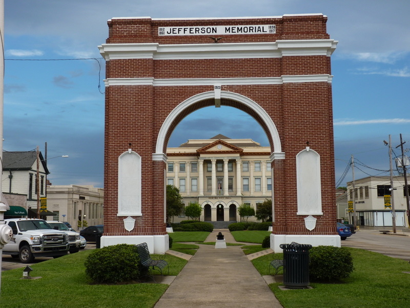 Gretna, LA: Jefferson Memorial with Gretna City Hall in the background