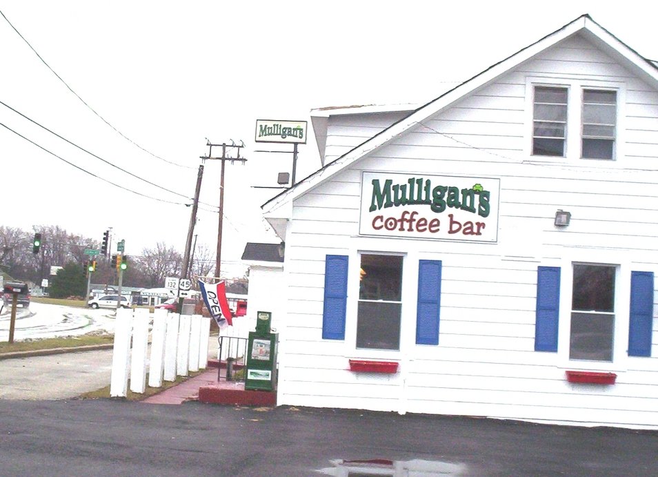 Lindenhurst, IL: Mulligan's Cafe Bar on Grand Avenue in Lindehurst
