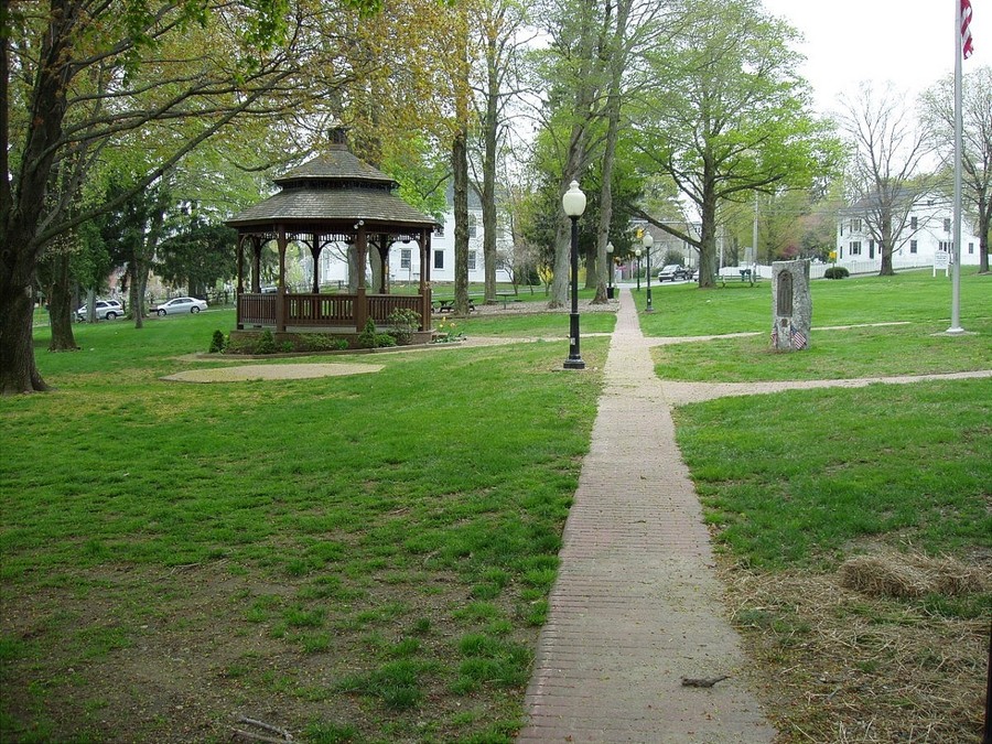 Shelton, CT: HUNTINGTON SECTION OF SHELTON, CT - TOWN GREEN