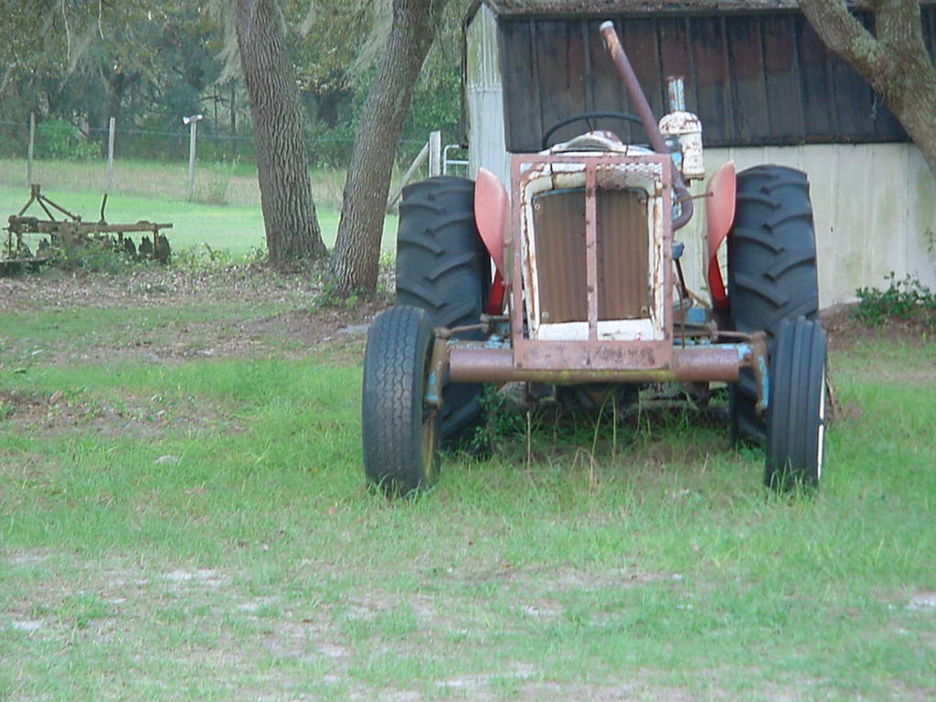 Crescent City, FL: Farmer Old Tractor