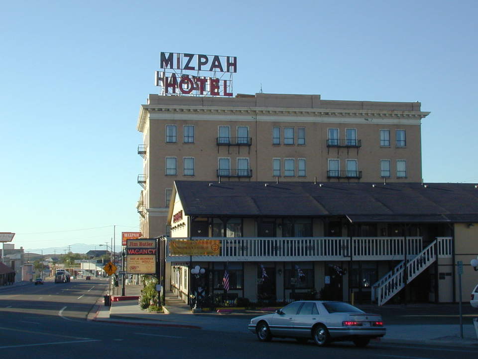 Tonopah, NV: SIDE VIEW OF MIZPAH HOTEL AND JIM BUTLER MOTEL, TONOPAH, NV