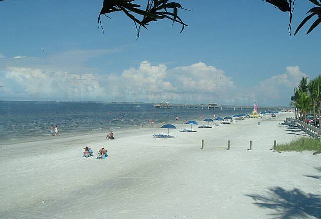 Fort Myers Beach, FL: Fort Myers Beach view of pier