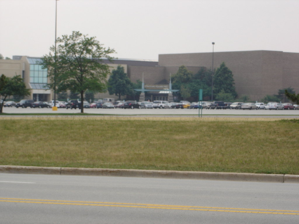 Bloomingdale, IL: Entrance to Stratford Square Mall next to Carson Perie Scott.