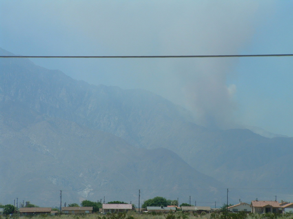 Thousand Palms, CA: Fire on mountains in Palm Spring from our backyard in THousand Palms