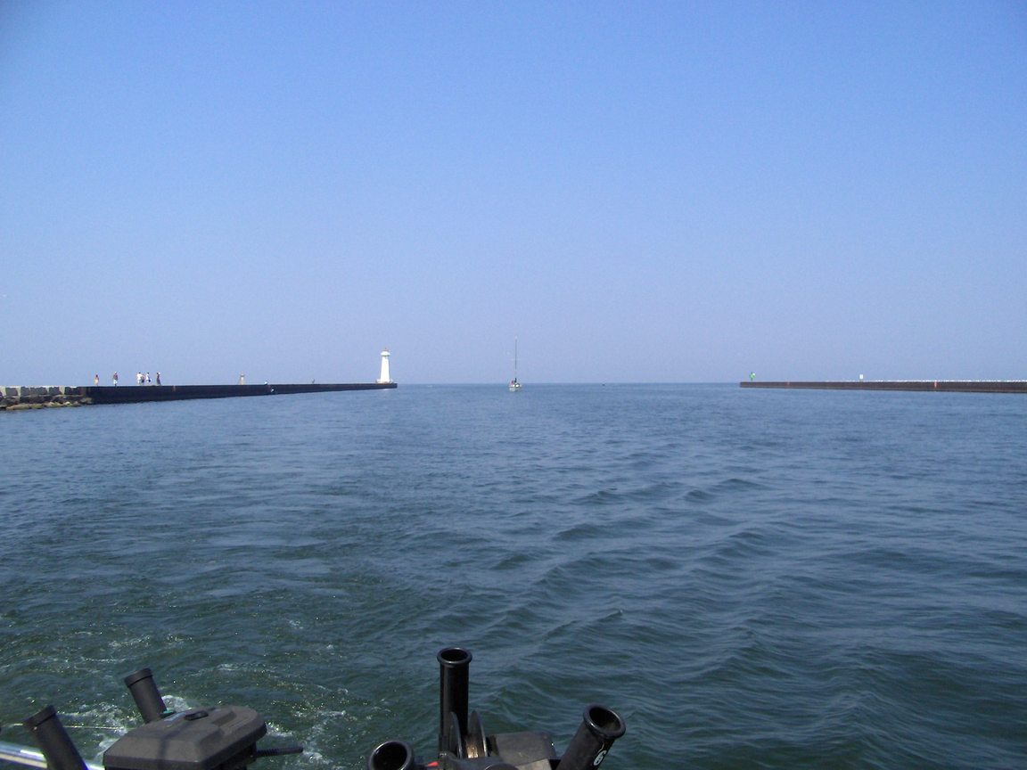 Sodus Point, NY: This picture is leaving Sodus Bay into Lake Ontario. Passing Sodus Point Lighthouse