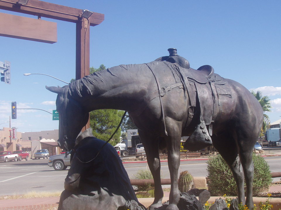 Wickenburg, AZ: Park in front of the local museum