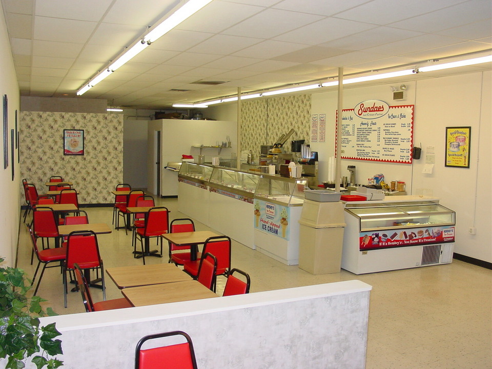 Fairfield, OH: Sundae's Ice Cream Parlor in Fairfield Ohio. 3152 LightHouse Dr