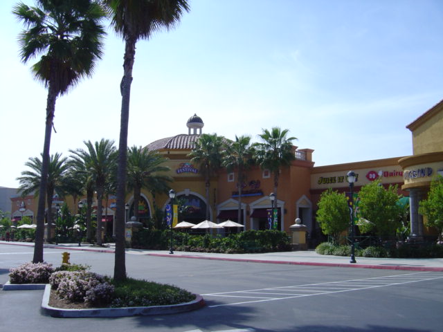 Foothill Ranch, CA: Food court on Towne Centre Drive