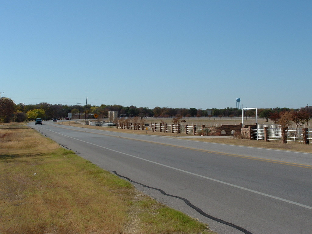 Lakeside, TX: Confederate Park Road Looking West