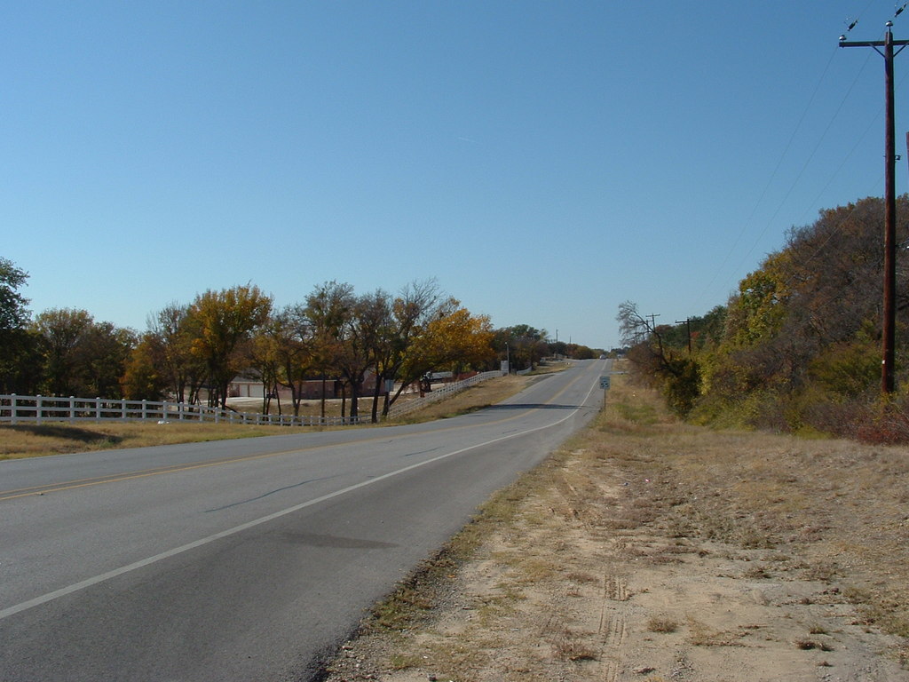 Lakeside, TX: Confederate Park Road, Looking West