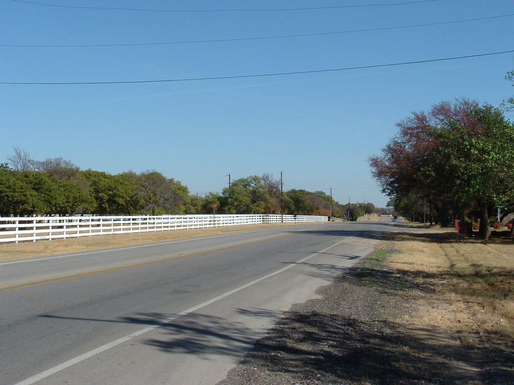 Lakeside, TX: Confederate Park Road, Looking East