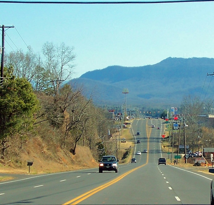 Seymour, TN: Seymour: Grand view of the beautiful mountains topping hill on Chapman Hwy.