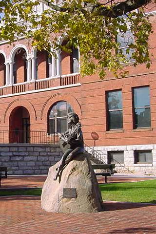 Sevierville, TN: Dolly Parton statue on Main st. in Sevierville at courthouse