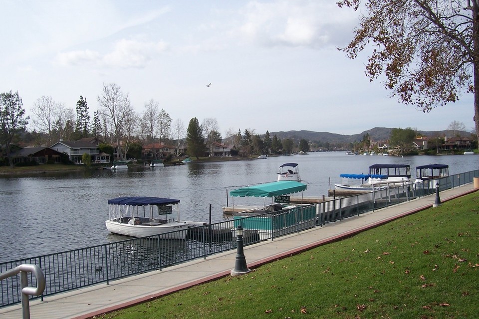 Westlake Village, CA: Walkway along the lake