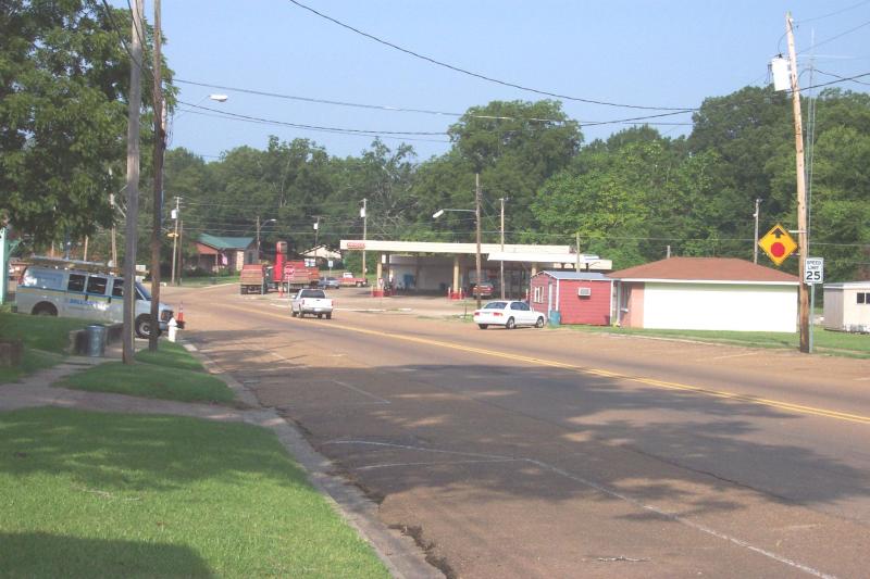 Flora, MS: Flora, Mississippi looking west along Main Street