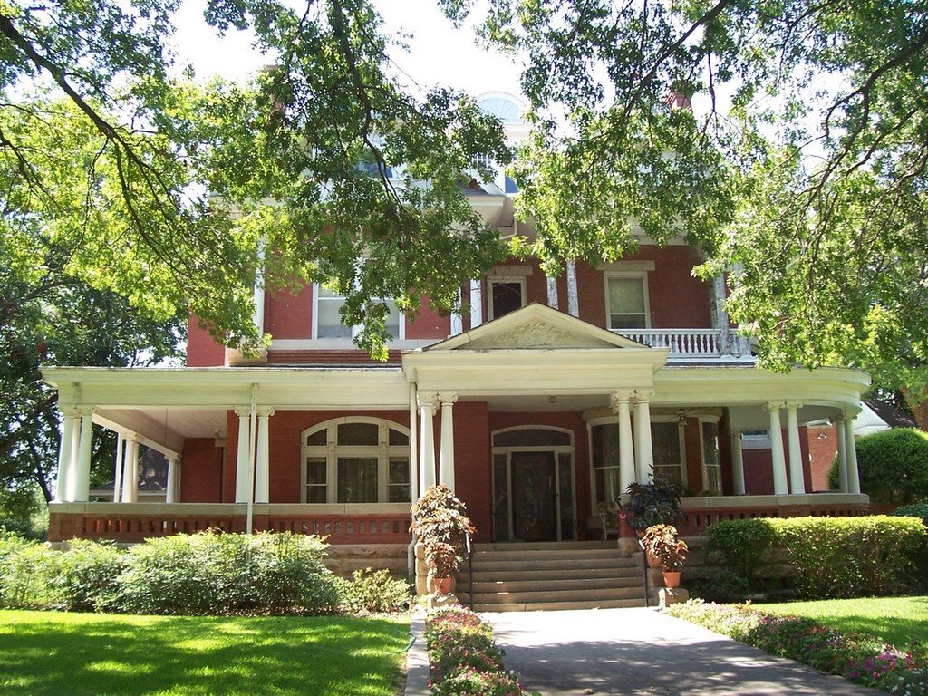 Gainesville, TX: Historic Victorian Home