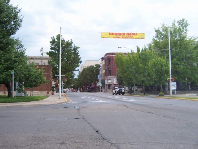 Bristol, VA : State St. Downtown Bristol TN-VA (right side is VA - left