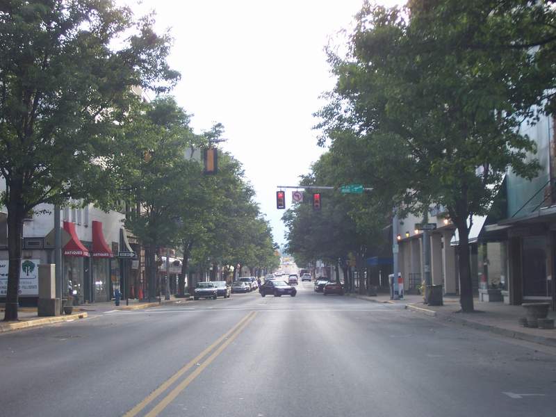 Bristol, VA: State St. Downtown Bristol TN-VA (right side is VA - left side is TN) (September 2005)