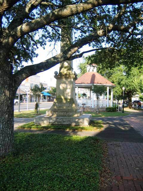 Marianna, FL: Marianna Town Park, Confederate Memorial with wreath and Gazeebo