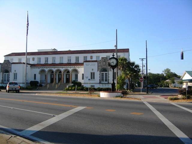 Marianna, FL: US Post Office and Marianna Town Clock