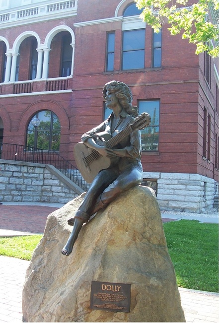 Sevierville, TN: Downtown Sevierville: Dolly Parton statue located at courthouse on Main street.