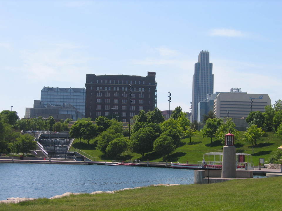 Omaha, NE: Park overlooking Omaha Skyline