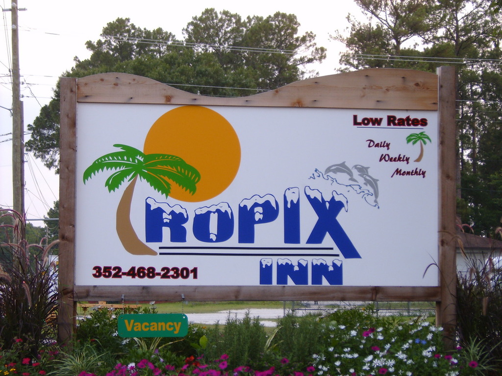 Waldo, FL: Tropix Inn Motel sign