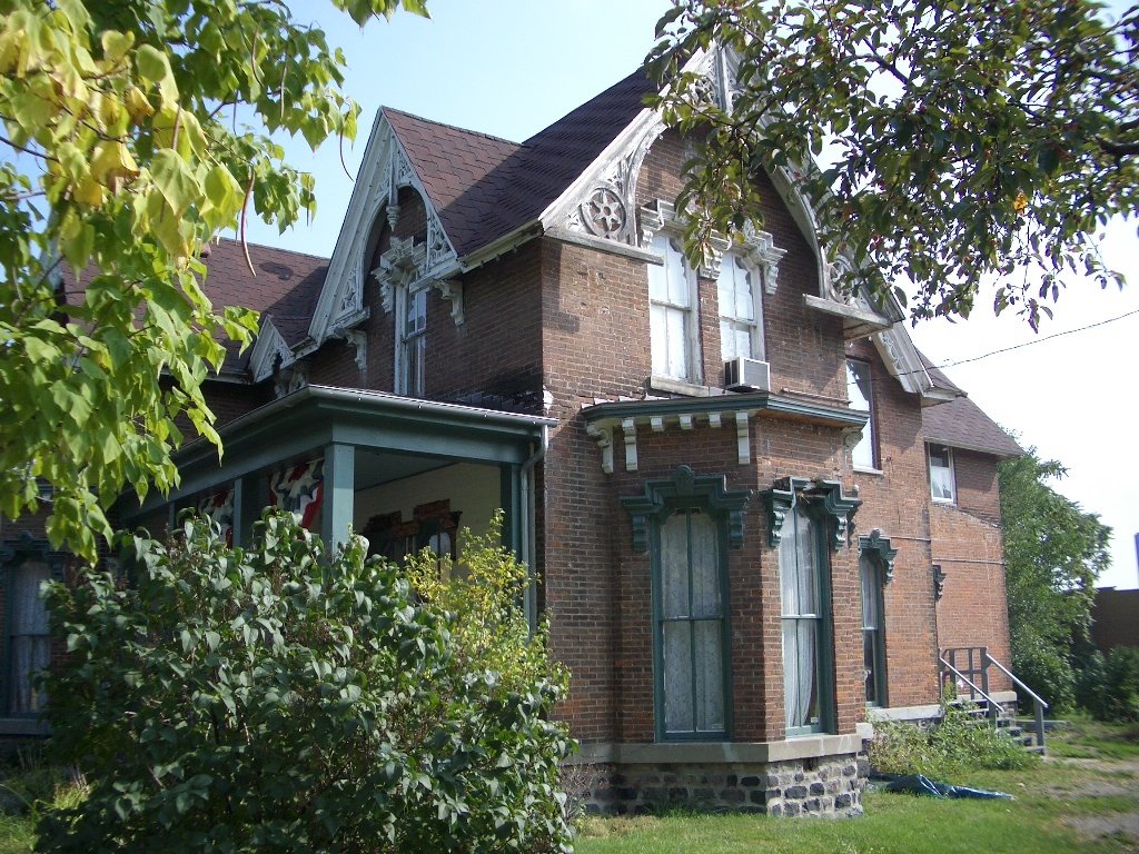 Flint, MI: Brick Victorian Home in Carriage Town