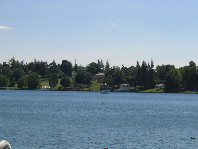Skaneateles, NY: Skaneateles Lake, with large homes lining the western shore and the tour boat cruise, which is just west of Syracuse in the Finger Lakes Region