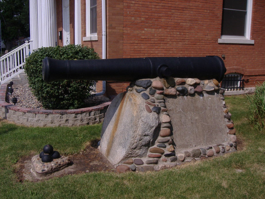 Hampton, IL: Hampton cannon in front of village hall