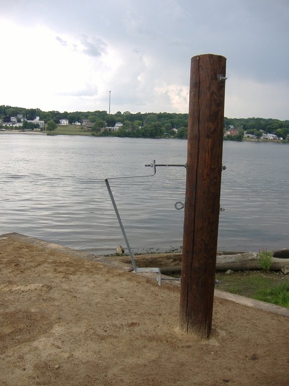 Port Byron, IL: Tug post for tug-of-war across the Mississippi River against LeClaire