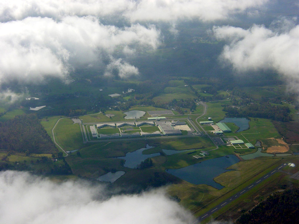 Pine Knot, KY: federal prison