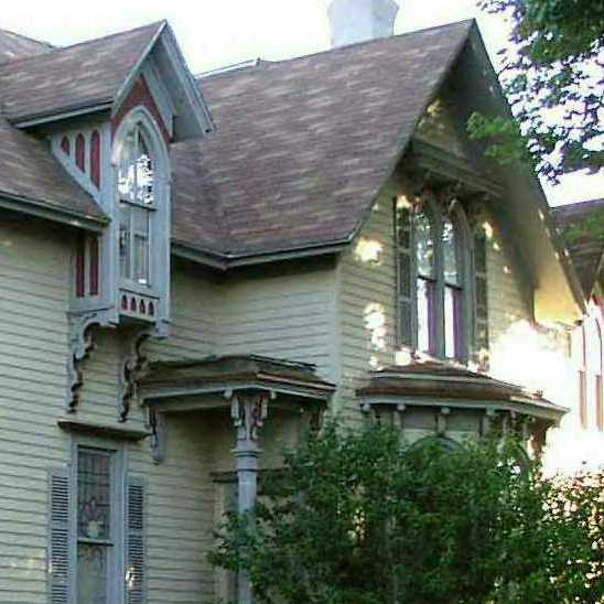 Flint, MI: Victorian Home in Flint...Still standing!