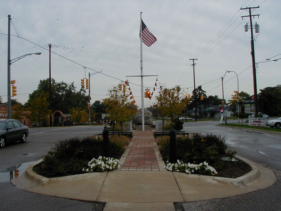 Keego Harbor, MI: Veteran's memorial Plaza