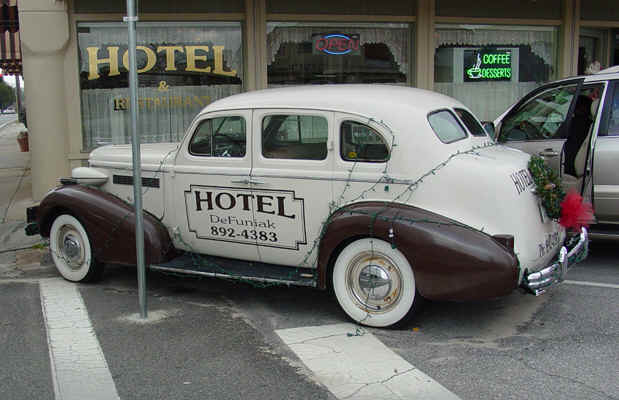 De Funiak Springs, FL: The old car the advertises the Hotel De Funiak during Christmas time.