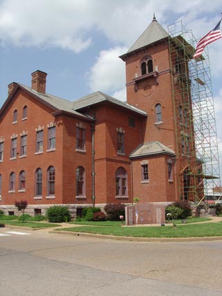 Fredericktown, MO: Madison County Courthouse and War Memorial