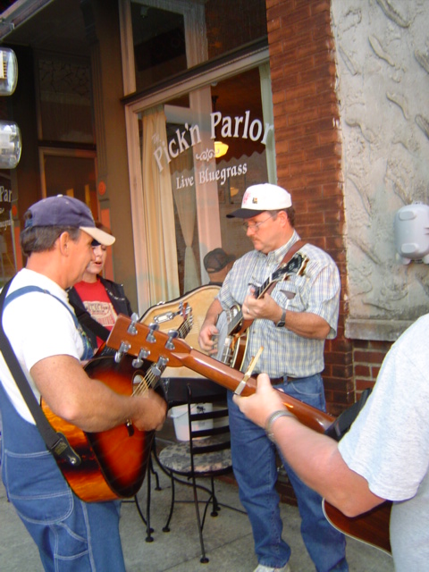 Wartrace, TN: Pickin' bluegrass on the sidewalk, Wartrace, Tennessee