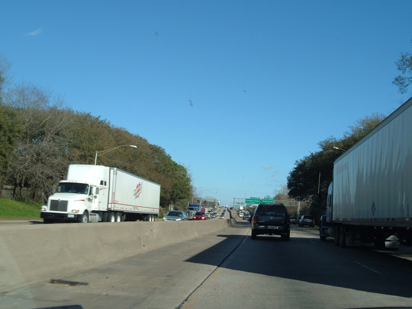 Baton Rouge, LA: Traffic on I-10 near Acadian Thruway and LSU