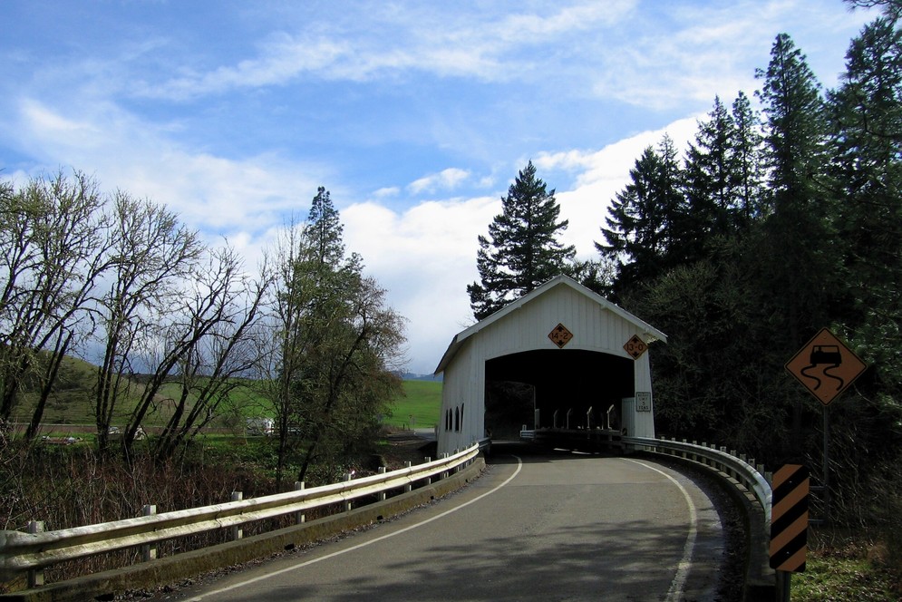 Sutherlin, OR: Covered bridge near Sutherlin