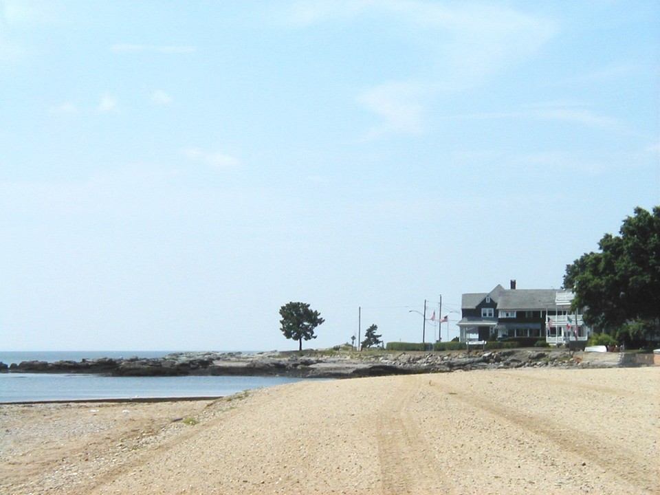 Woodmont, CT: Woodmont Beach Looking West