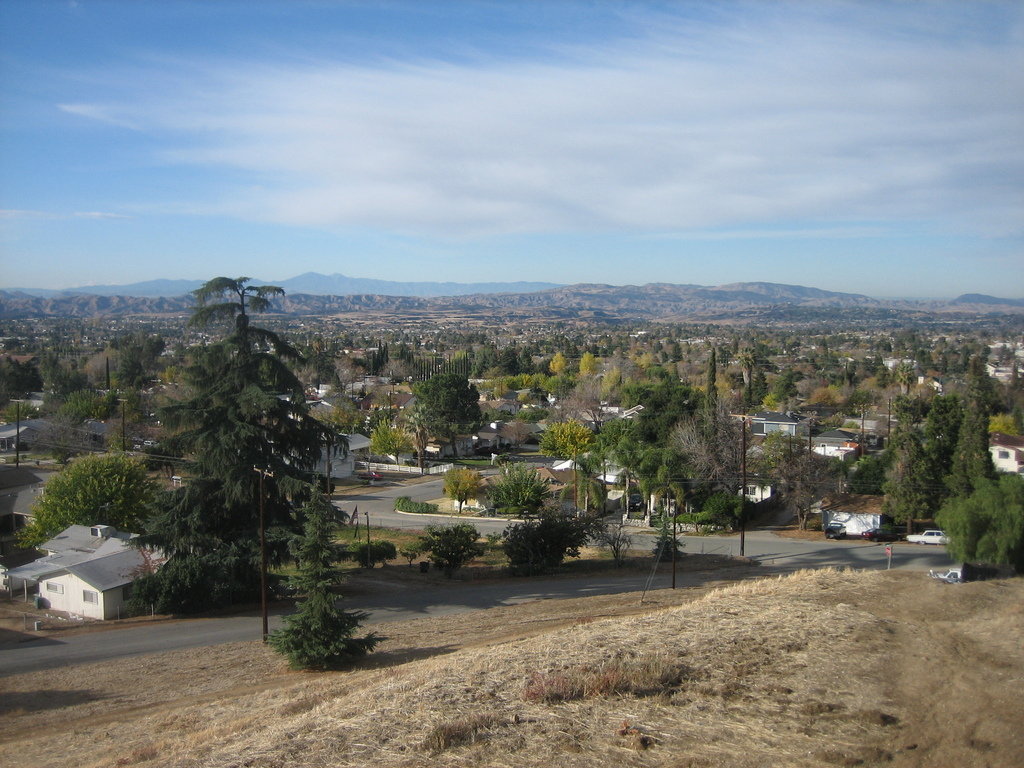 Yucaipa, CA: View in to Yucaipa from Veterans park.