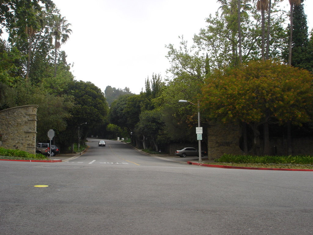 Beverly Hills, CA: Entrance to Trousdale Estates subdivision of BH
