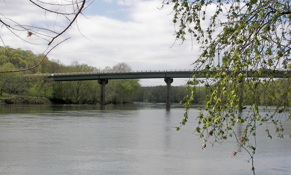 Scottsville, VA: This is a picture of the James River and bridge.