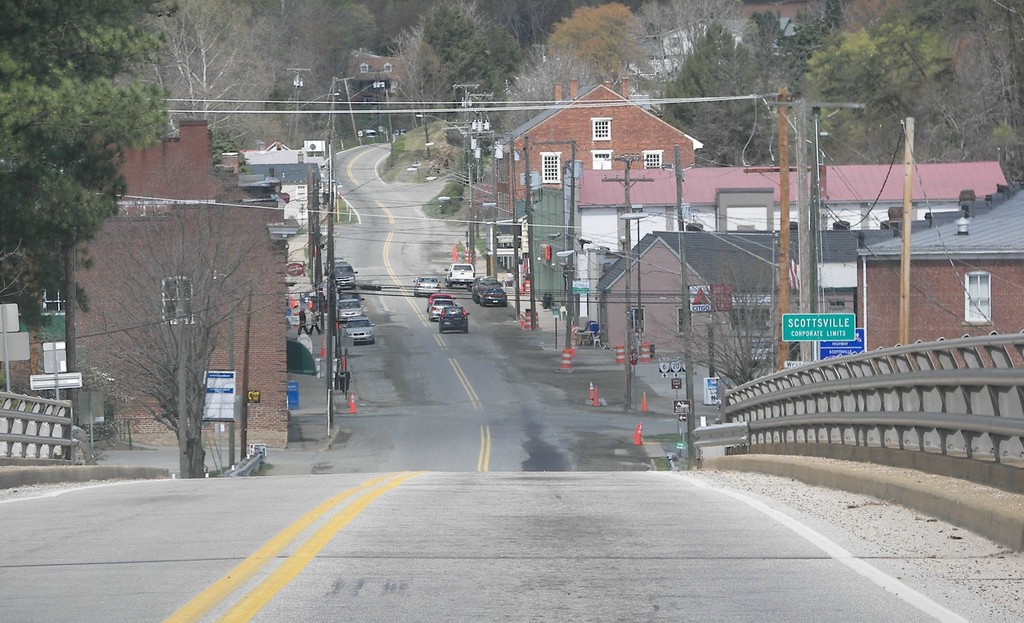 Scottsville, VA: This is a picture of downtown Scottsville taken from the bridge.