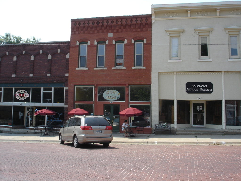Baldwin City, KS Downtown. Barbecue, Coffe Shop, Antiques..... photo